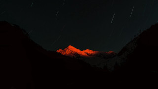 Mountain startrail cloudy sky longhair - anamorphic free wallpaper for desktop