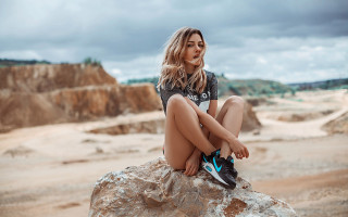 Desert woman rock shoes beach - her shoe free wallpaper