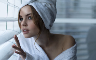 Woman towel window fashion christmas - her cheek free wallpaper