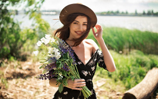 Woman hat flower bouquet lake - a picture in front free wallpaper
