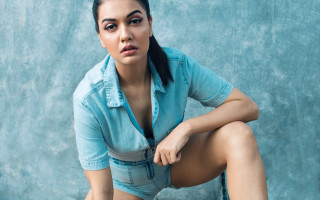 Woman blue shirt shorts posing - contemporary free wallpaper for desktop