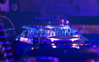Dj mixing blue lights microphone - analog free wallpaper