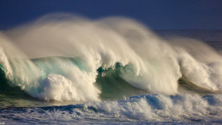 Large wave ocean shore blue - a large wave free wallpaper for desktop