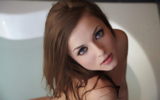 Blue eyes brown hair bathtub - her eye free wallpaper