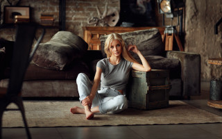 Woman sitting blonde blue eyes 4 - a suitcase free wallpaper