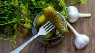 Pickle fork garlic wooden table - green plant free wallpaper