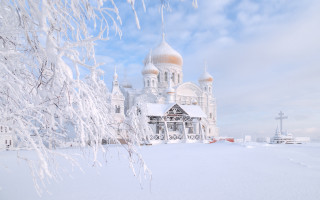 Church snow covered roof trees - roof free wallpaper