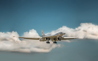 Plane clouds landinggear military blue - foto realistic free wallpaper