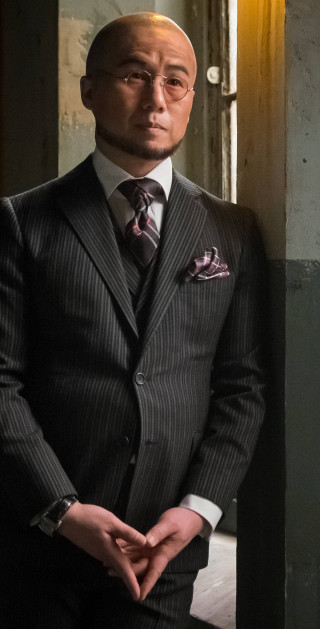 Man suit tie doorway hands - charles roka free wallpaper