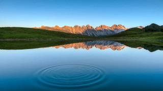 Lake mountain circle reflection photorealistic - free summer wallpaper