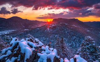 Sunset mountain snow trees distant - a sunset over a mountain free wallpaper for desktop