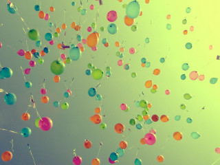 Balloons flying sky kite background - cheerful free wallpaper