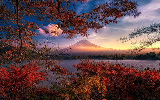 Mountain lake autumn leaves sunset - a lake in the foreground free wallpaper