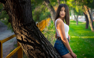 Woman park denim shorts tree - ayshia taşkın free wallpaper