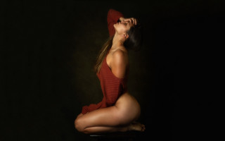 Woman red dress hat sitting 2 - prima free wallpaper