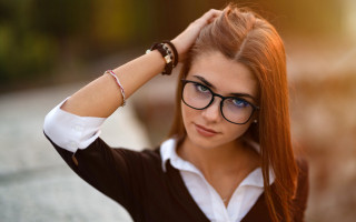 Eszter mattioni portrait glasses ponytail - a ponytail free wallpaper for desktop