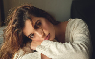 Woman longhair portrait browneyes mole - studio portrait free wallpaper