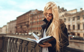 Woman reading bridge river city - a book free wallpaper