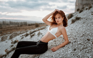 Elina karimova beach sitting rock - a rock wall free wallpaper