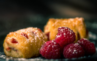 Raspberries pastry powdered sugar bite - a bite free wallpaper