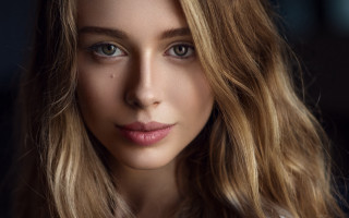 Blonde woman serious portrait photorealism - look free wallpaper