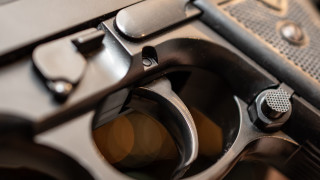 Gun black handle yellow dot - vector free wallpaper