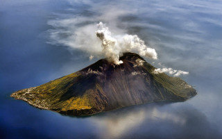 Small island smoke water aerial - a small island free wallpaper