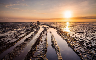 Beach sunset reflection mountains cityscape - canon eos r 3 free wallpaper