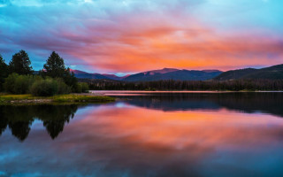 Lake mountain sunset pink blue 2 - a mountain range in the background free wallpaper
