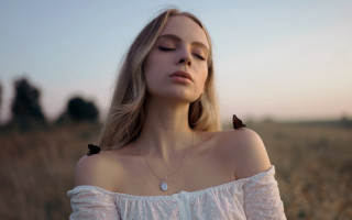 Woman field closedeyes whitetop blonde - a woman in a field free wallpaper