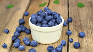 Blueberry bowl wooden table leaves - scattered free wallpaper