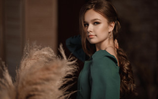 Woman green dress feathery background - a green dress free wallpaper for desktop