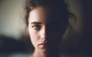 Serious woman blurry background portrait - chernik free wallpaper