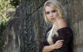 Woman blonde leaning portrait cosplay - her chest free wallpaper for desktop