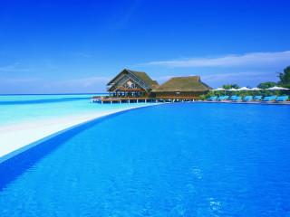 Large pool thatched roof beach - a large pool free wallpaper for desktop