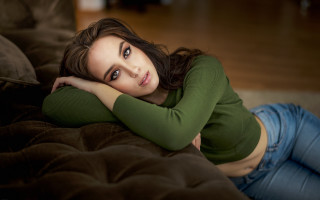 Woman couch crossed arm portrait - chernik free wallpaper for desktop