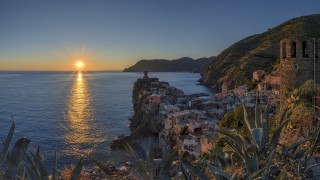 Sunset coastal town mountain lake - a mountain in the background free wallpaper