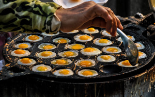 Cooking eggs grill spatula wine - cui bai free wallpaper