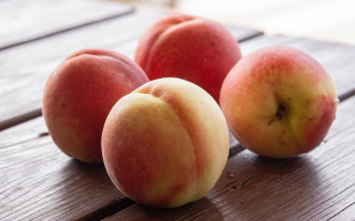 Three peaches wooden table middle - the middle free wallpaper