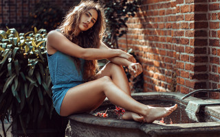 Fountain sitting woman blonde cityscape - livia prima free wallpaper