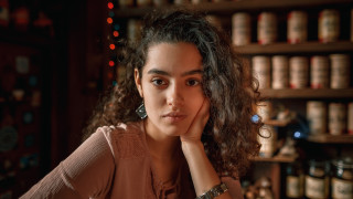 Woman honey shelf portrait bokeh - ayshia taşkın free wallpaper