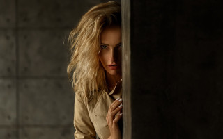 Woman leaning wall hand face - a woman leaning against a wall free wallpaper