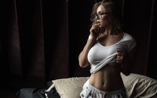 Woman white top shorts dark - white shorts free wallpaper