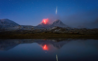 Mountain reflection red light shooting - shooting free wallpaper for desktop