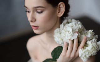 Woman white flower bouquet serious - a bouquet free wallpaper