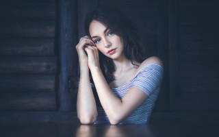 Woman serious look blue eyes - the side with free wallpaper