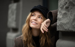 Woman smiling leaning wall blonde - a woman leaning against a wall free wallpaper