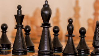 Chessboard black set white central - a chess board free wallpaper