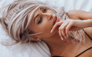 Woman bed whitehair posing photorealistic - her cheek free wallpaper for desktop