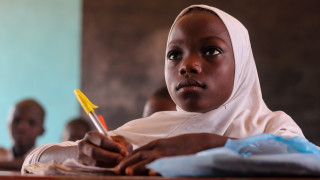 Young girl desk painting paris - a pen free wallpaper